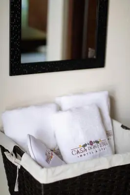 Cama o camas de una habitación en Casa Flores Hotel & Spa