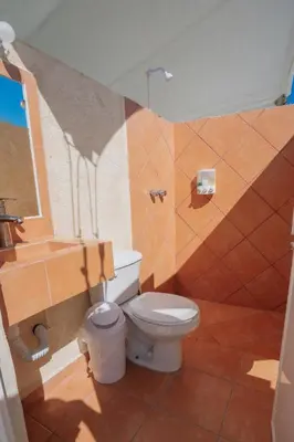 Un baño de DEPA 100 POR CIENTO FAMILIAR ACAPULCO CERCA DEL MAR CON ROFF GARDEN y JACUZZI