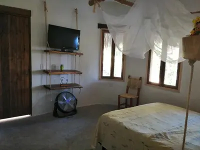 Una televisión o centro de entretenimiento en Kunda'Vi