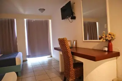 Una televisión o centro de entretenimiento en Luna Creciente