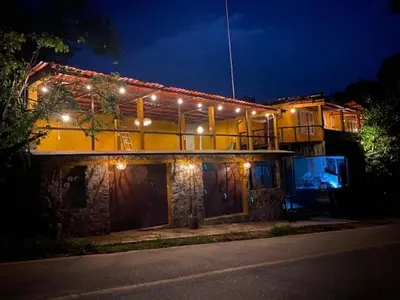 Edificio en el que se encuentra el hostal o pensión