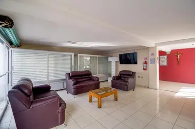 Una televisión o centro de entretenimiento en Hotel San Pablo