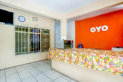 Una televisión o centro de entretenimiento en OYO Hotel Margarita
