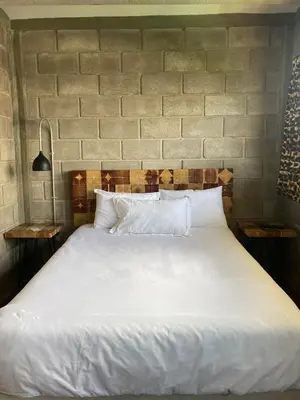 Cama o camas de una habitación en CÁLIDO COSMOS HOTEL