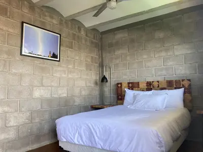Cama o camas de una habitación en CÁLIDO COSMOS HOTEL