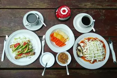 Comida en o cerca de este hotel