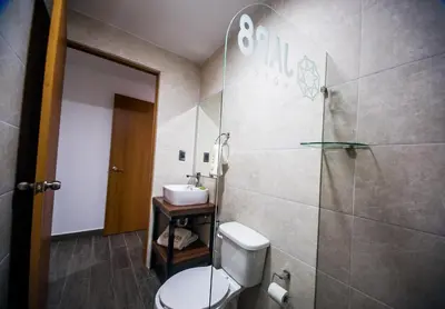 Un baño de Hotel Jar8 Acuario enfrente al Acuario de Veracruz