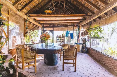 Jardín al aire libre en New Ruins Off-The-Grid SuperAdobe Domes with Pool