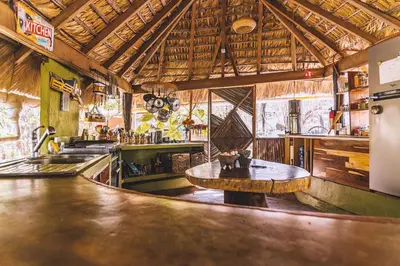 Un restaurante o sitio para comer en New Ruins Off-The-Grid SuperAdobe Domes with Pool