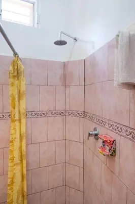 Un baño de Casa Lomas del Marinero Internet Starlink SIN GARAJE