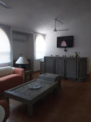 Una televisión o centro de entretenimiento en Camino al Mar