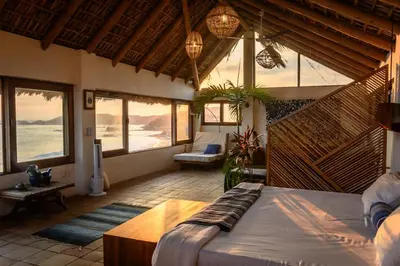 Cama o camas de una habitación en Lazuli Cielo - Beachfront Loft