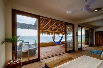 Cama o camas de una habitación en Lazuli Cielo - Beachfront Loft