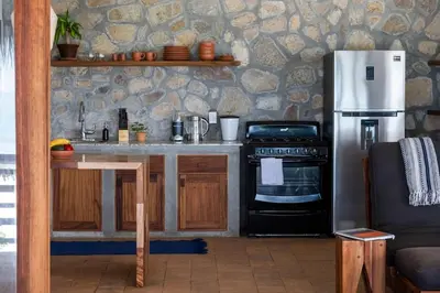 Una cocina o zona de cocina en Lazuli Cielo - Beachfront Loft