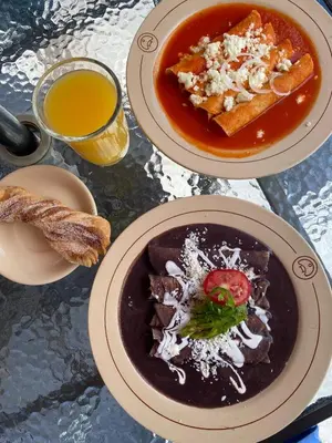 Comida en o cerca de este hotel