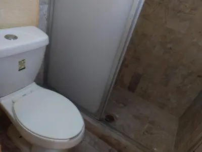 Un baño de IOW4 LM Yoga Lounge