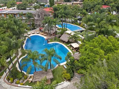 Piscina en o cerca de Santuario Jardín de la Abundancia