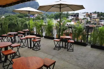 Un restaurante o sitio para comer en Artesanos 11