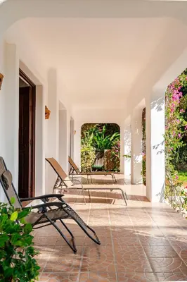 Jardín al aire libre en Casa Maya private villa on the beach