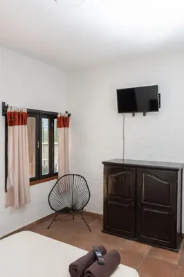 Una televisión o centro de entretenimiento en Hostal Maria Tepozteca