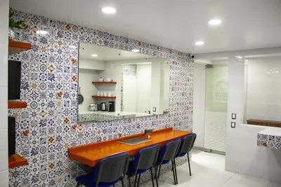 Una cocina o zona de cocina en La Casa Azul (Zona de Hospitales)