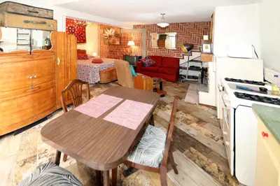 Una cocina o zona de cocina en Retro by Majikal B&B