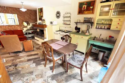 Una cocina o zona de cocina en Retro by Majikal B&B