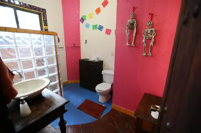 Un baño de Frida by Majikal B&B