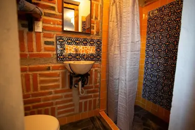 Un baño de Barro Negro by Majikal B&B