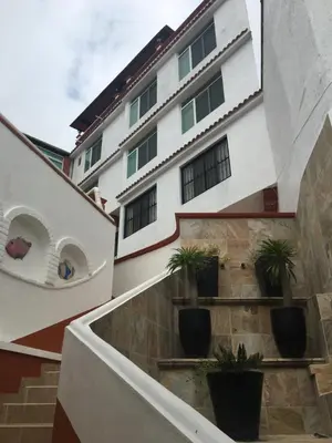 Edificio en el que se encuentra el hostal o pensión