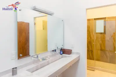 Un baño de Casa Huitzil - La mejor casa de Malinalco con alberca y jacuzzi climatizados