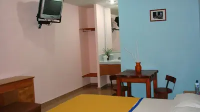 Una televisión o centro de entretenimiento en Posada San José, Hotel