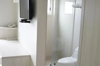 Un baño de SC HOTEL
