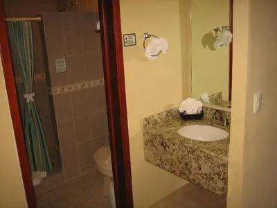 Un baño de Hotel Delfines Acapulco by NG Hoteles