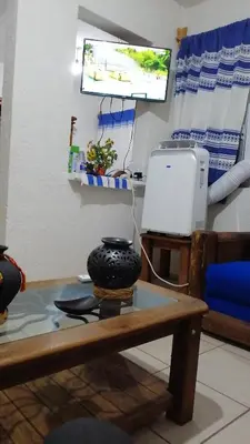 Una televisión o centro de entretenimiento en Departamento la crucecita, con aire acondicionado, excelente ubicación, en segunda planta