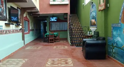 Una televisión o centro de entretenimiento en El Portón de Cortés