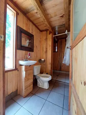 Un baño de Cabaña en el Bosque de San José del Pacífico
