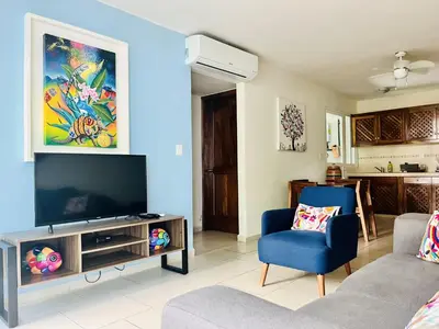 Una televisión o centro de entretenimiento en El Colorín, a condo in the heart of Huatulco