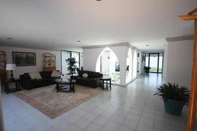 Una televisión o centro de entretenimiento en Casa Luna con alberca para 26 personas Cuernavaca