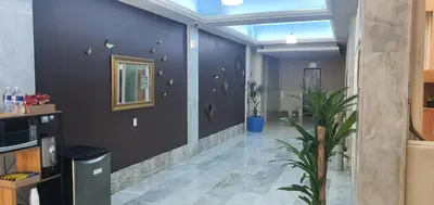 Una televisión o centro de entretenimiento en Hotel Dorado a una calle de Playa Regatas y el Malecon