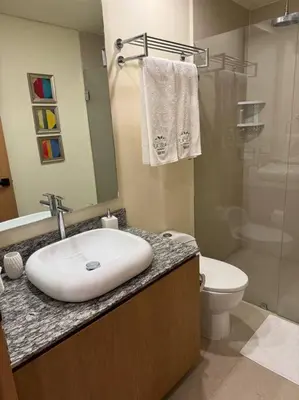 Un baño de Luxurious First-Floor Apartment in Isla Residences