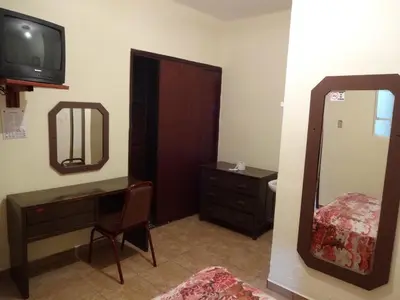 Una televisión o centro de entretenimiento en Hotel Del Centro