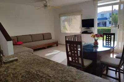 Una televisión o centro de entretenimiento en Casa en Acapulco Diamante
