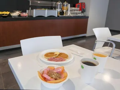 Comida en o cerca de este hotel