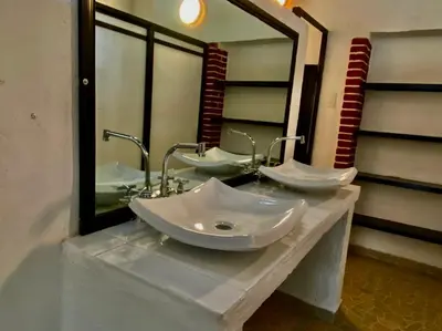Un baño de Finca El Quijote con alberca y 6 cuartos
