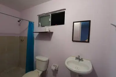 Un baño de El Costeñito Hostal