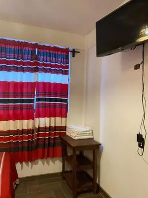 Una televisión o centro de entretenimiento en Hotel Yubazuu