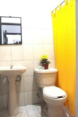 Un baño de Standard Queen Room two beds