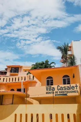 Edificio en el que se encuentra el hostal o pensión