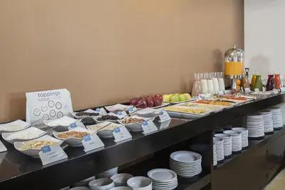 Comida en o cerca de este hotel